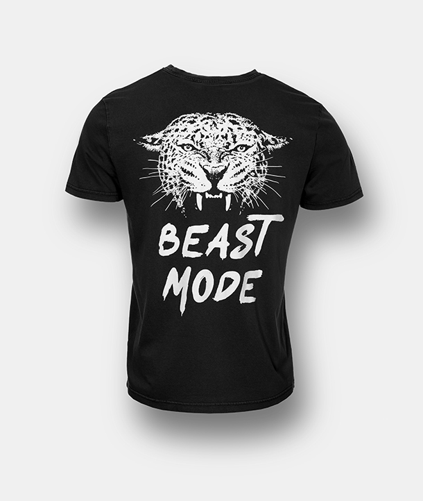 Schwarzes T-Shirt mit weißer Grafik eines knurrenden Leoparden und der Aufschrift BEAST MODE auf dem Rücken.